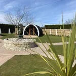 Benone Getaways- \'Carrick-A-Rede\' Luxury Glamping Pod- With Hot Tub