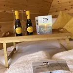 Benone Getaways- \'Carrick-A-Rede\' Luxury Glamping Pod- With Hot Tub