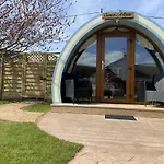 Benone Getaways- \'Carrick-A-Rede\' Luxury Glamping Pod- With Hot Tub