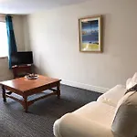 Central 2 Bed Apartment Above Great Derry Pub