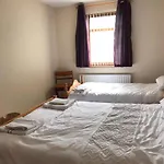 Central 2 Bed Apartment Above Great Derry Pub
