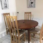 Central 2 Bed Apartment Above Great Derry Pub