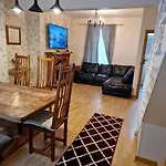 2 Bedroom, City Centre Town House With Jacuzzi Tub