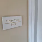 Derry Wall\'S Suite