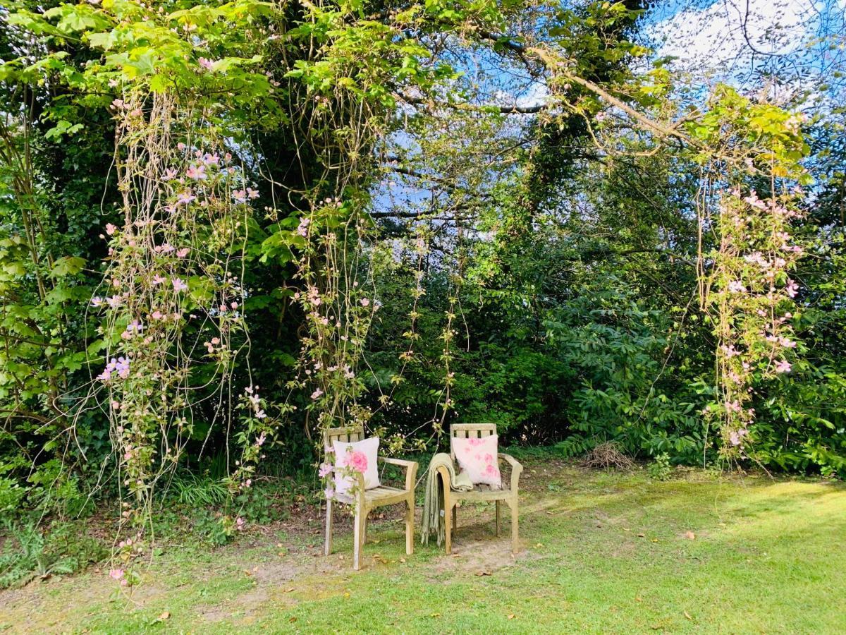 Larchmount House Bed & Breakfast *