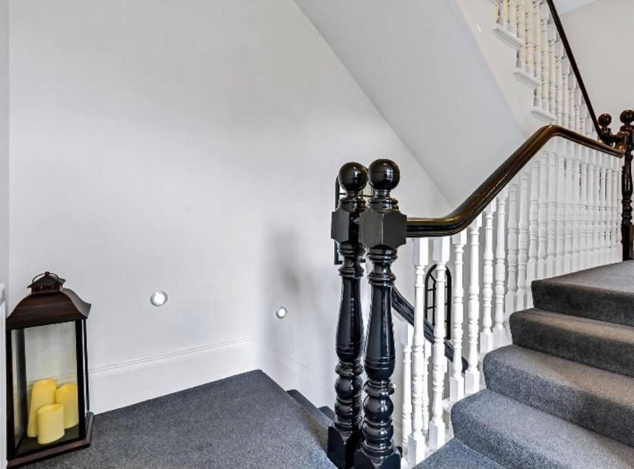 No 8, Lawrence Hill