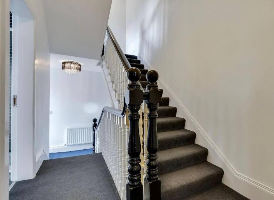 No 8, Lawrence Hill