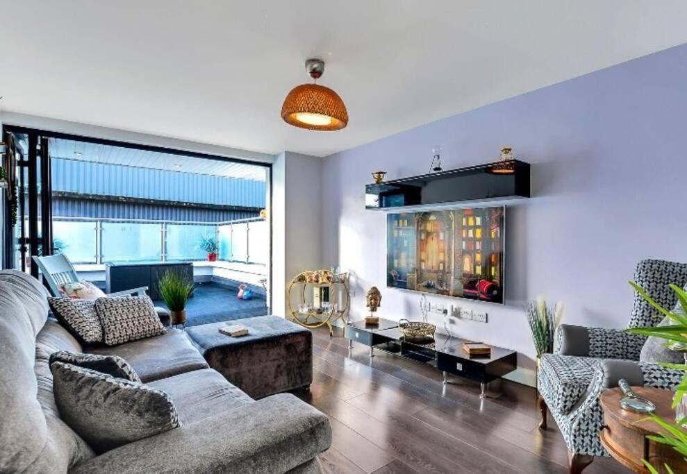 No 8, Lawrence Hill * Londonderry