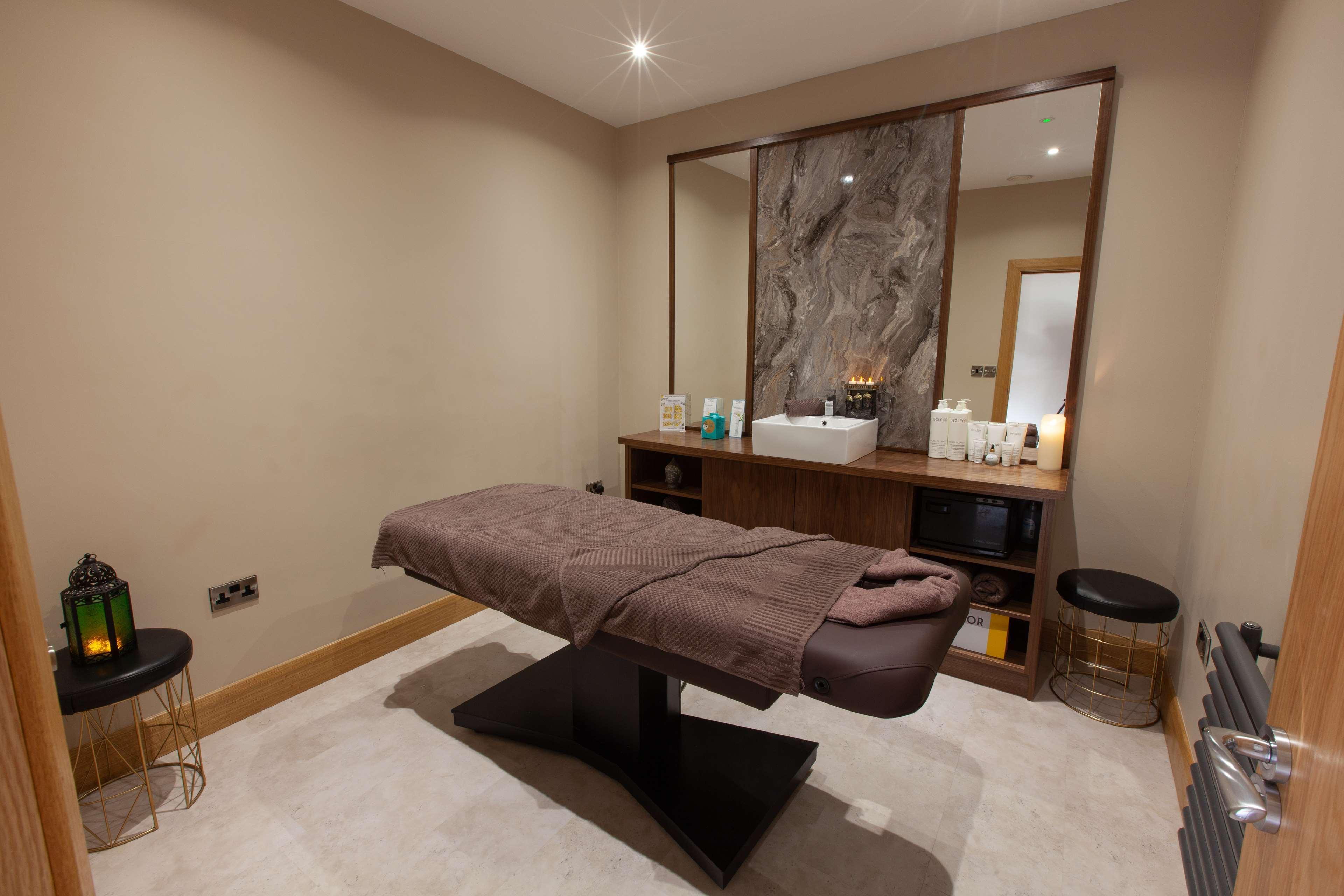 Western White Horse 4*