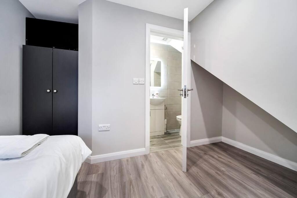Hilltop View 'sleeping 5 Guests' Villa Londonderry