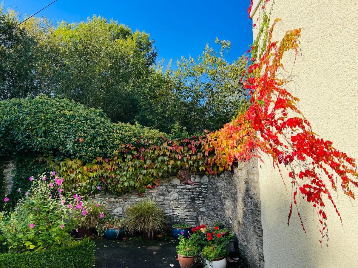 Larchmount House Bed & Breakfast *