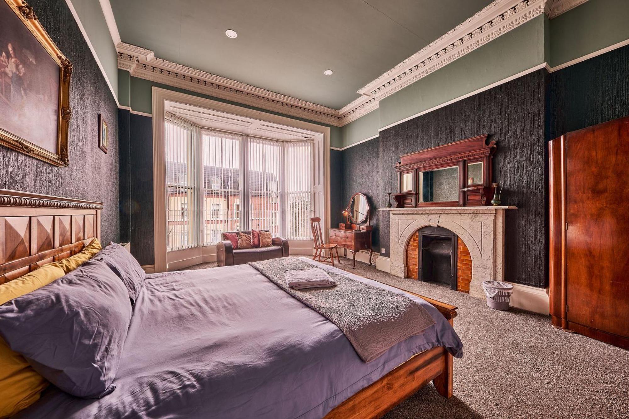 22 The Square Guest house Londonderry