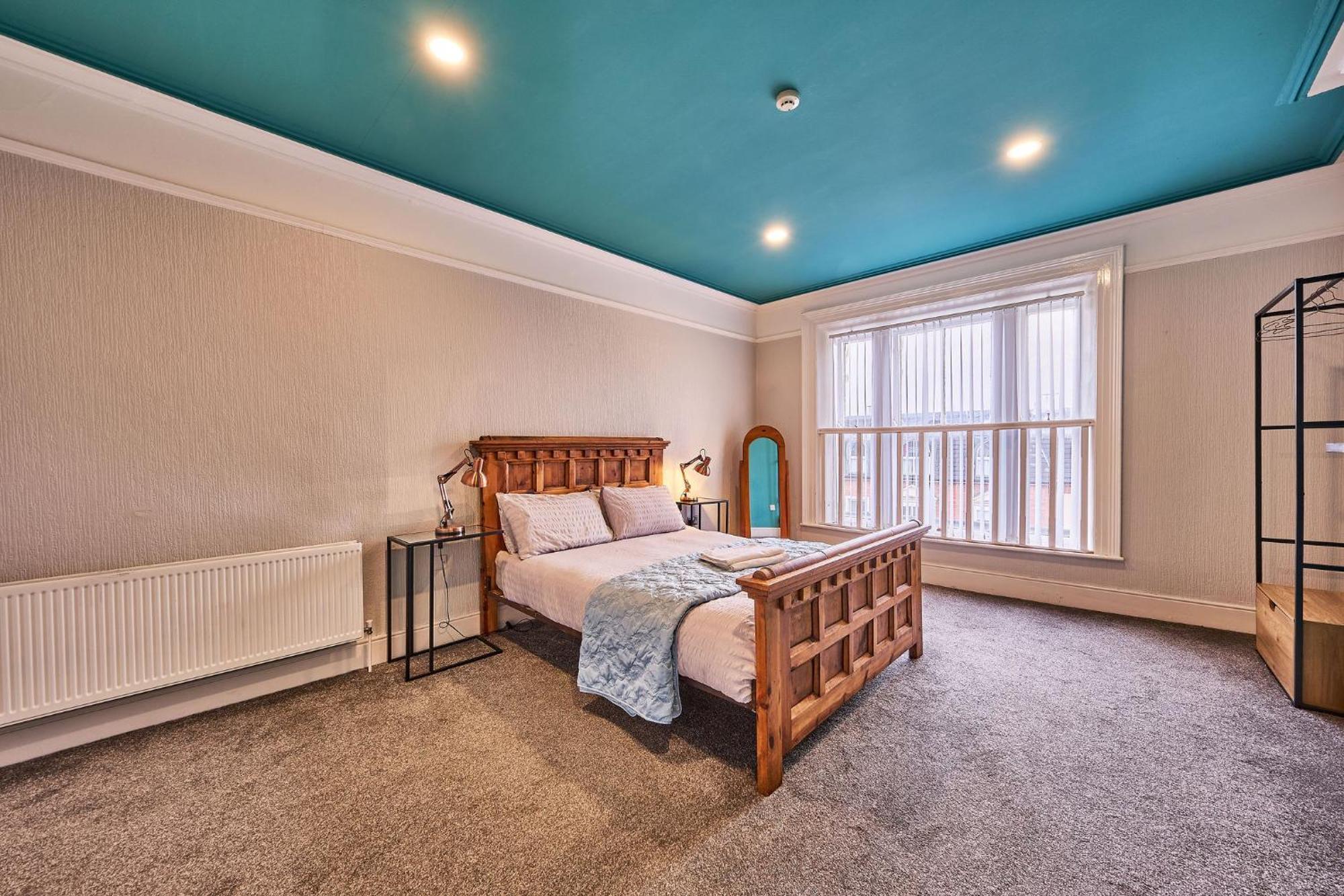 22 The Square * Londonderry