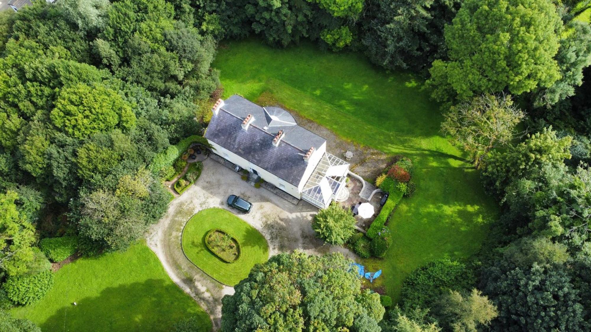 Larchmount House Bed & Breakfast *