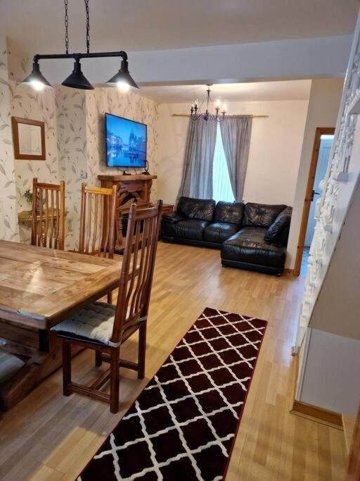 Holiday home 2 Bedroom, Centre Town House With Jacuzzi Tub