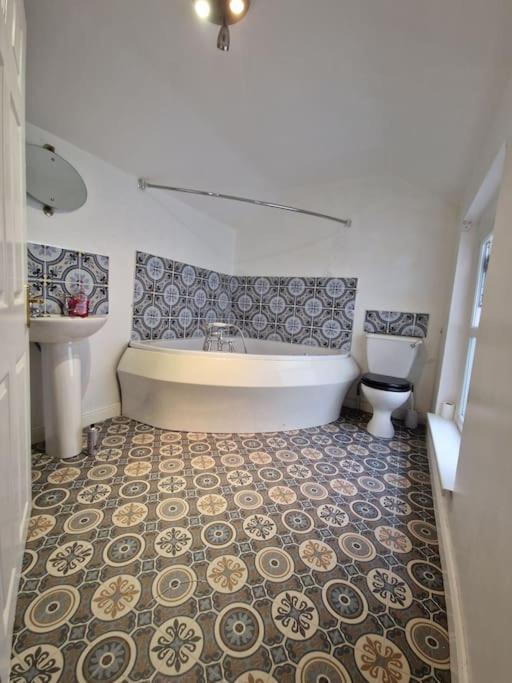 2 Bedroom, Centre Town House With Jacuzzi Tub