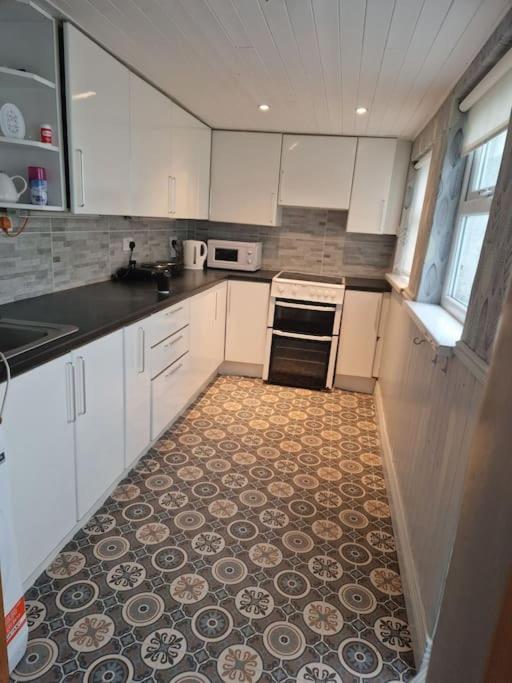 2 Bedroom, Centre Town House With Jacuzzi Tub Holiday home Londonderry