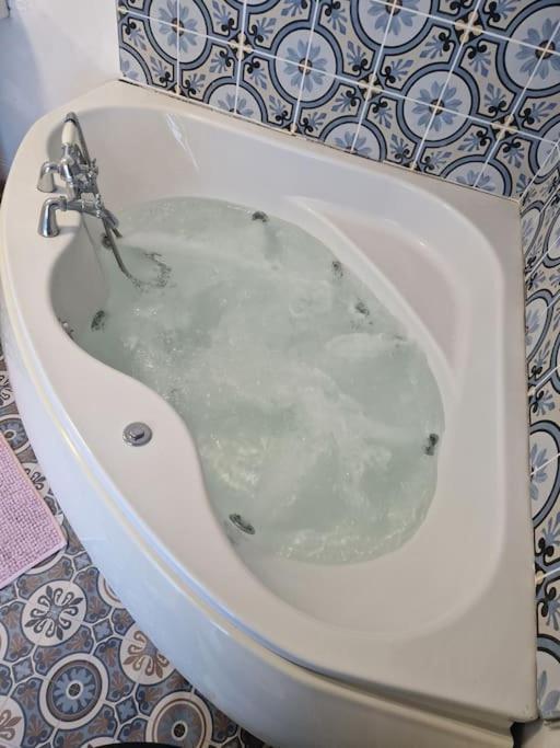 2 Bedroom, Centre Town House With Jacuzzi Tub Londonderry