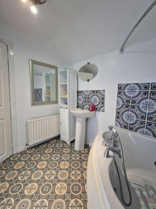 2 Bedroom, Centre Town House With Jacuzzi Tub Londonderry