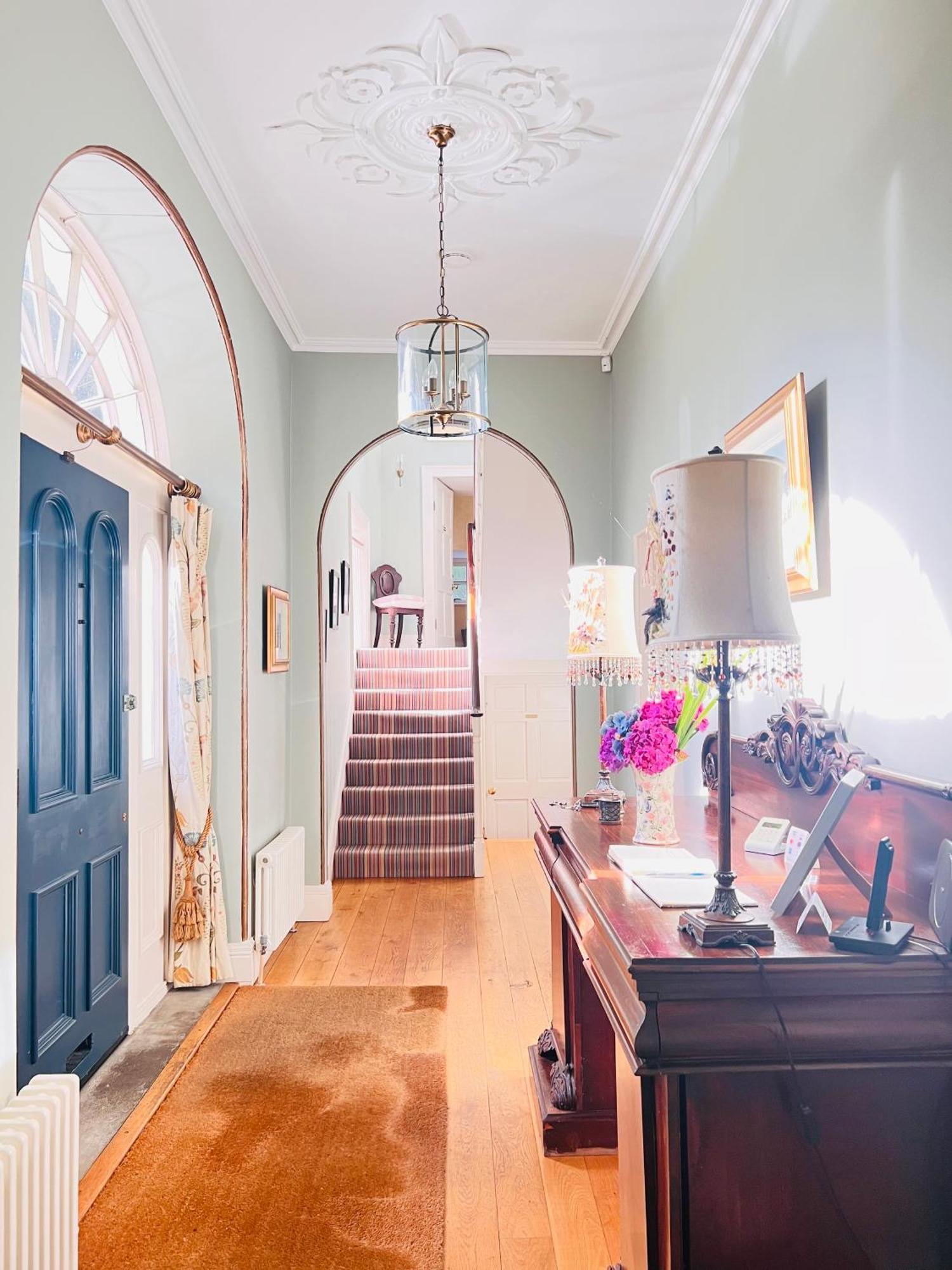 Larchmount House Bed & Breakfast *
