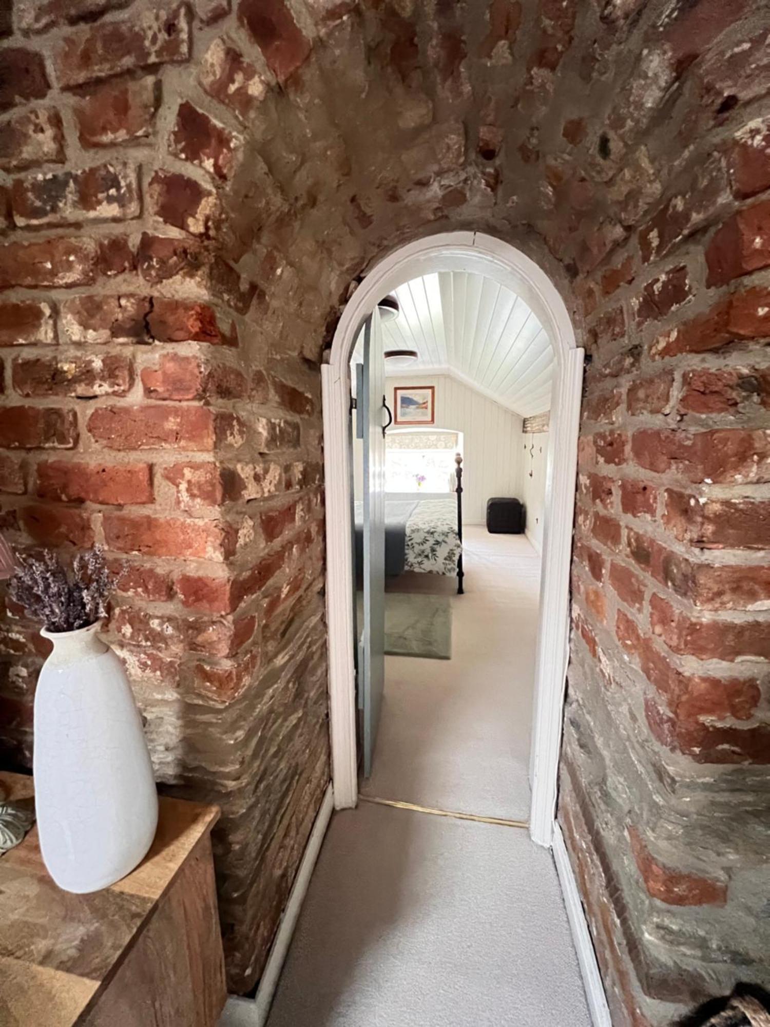 Larchmount House Bed & Breakfast *