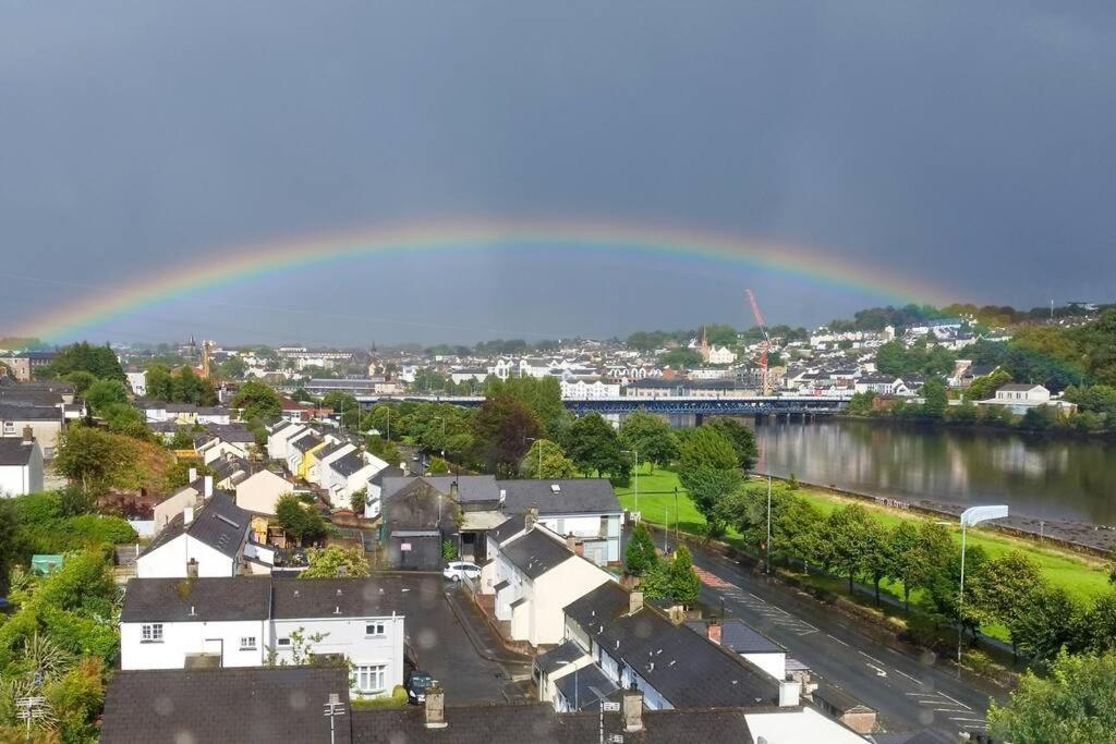 Penthouse With River Views: 2bd Heritage Gem Londonderry