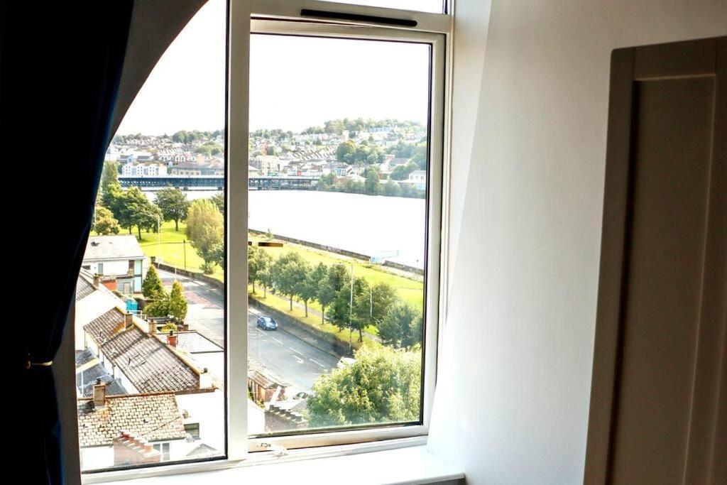 Penthouse With River Views: 2bd Heritage Gem *