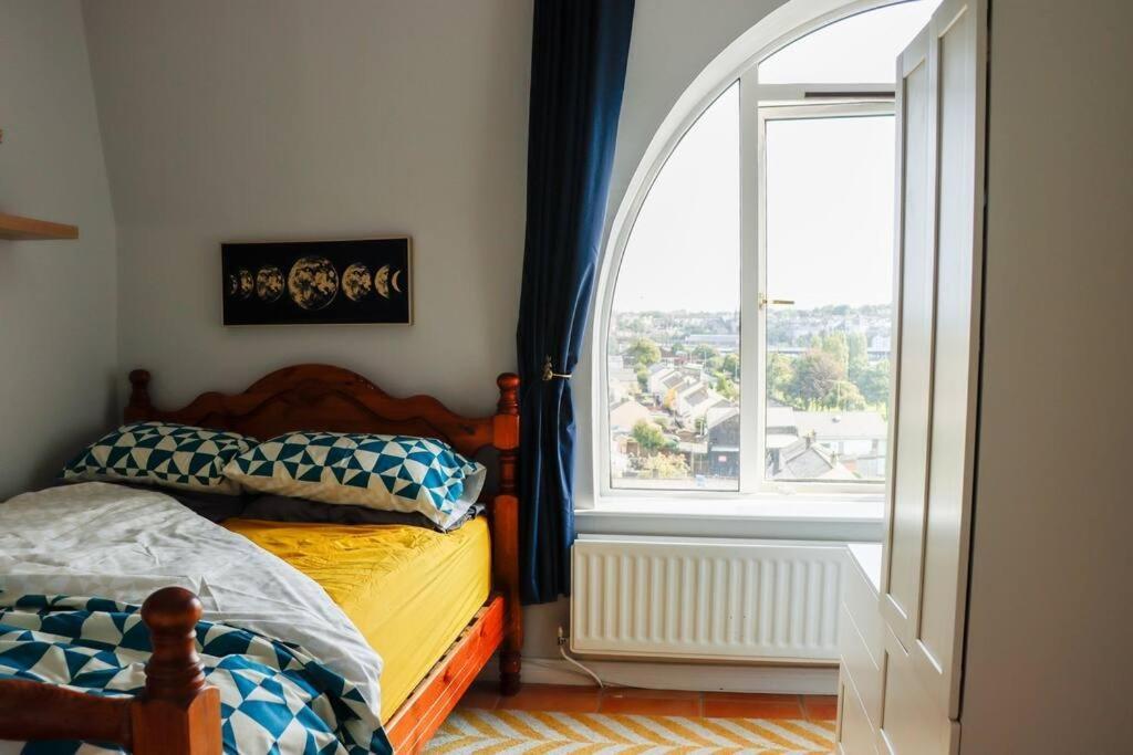 Penthouse With River Views: 2bd Heritage Gem Apartment Londonderry