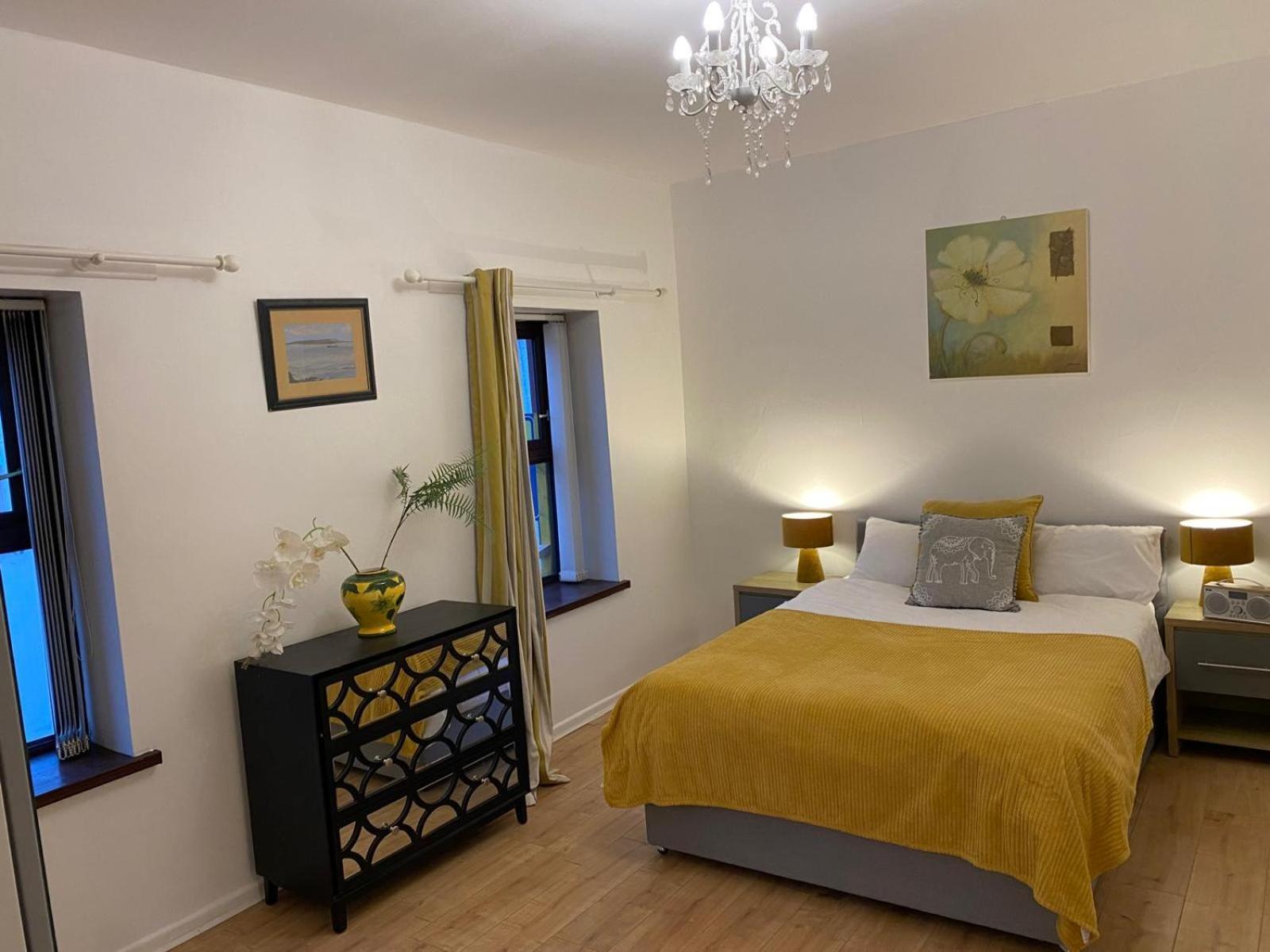 Three Double Bed Townhouse * Londonderry