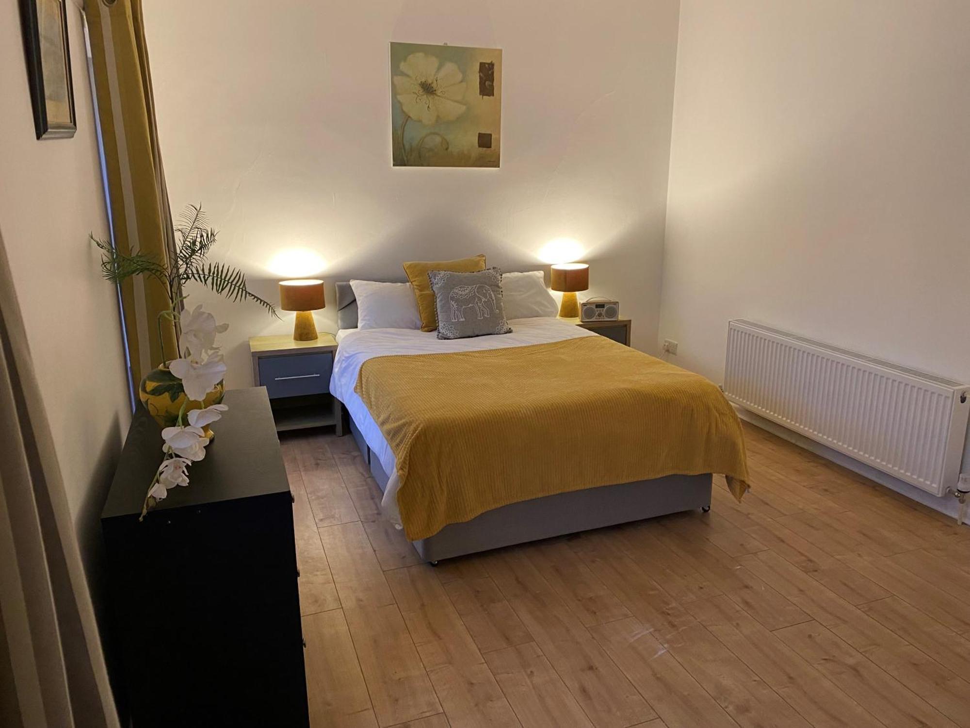 Three Double Bed Townhouse Holiday home Londonderry