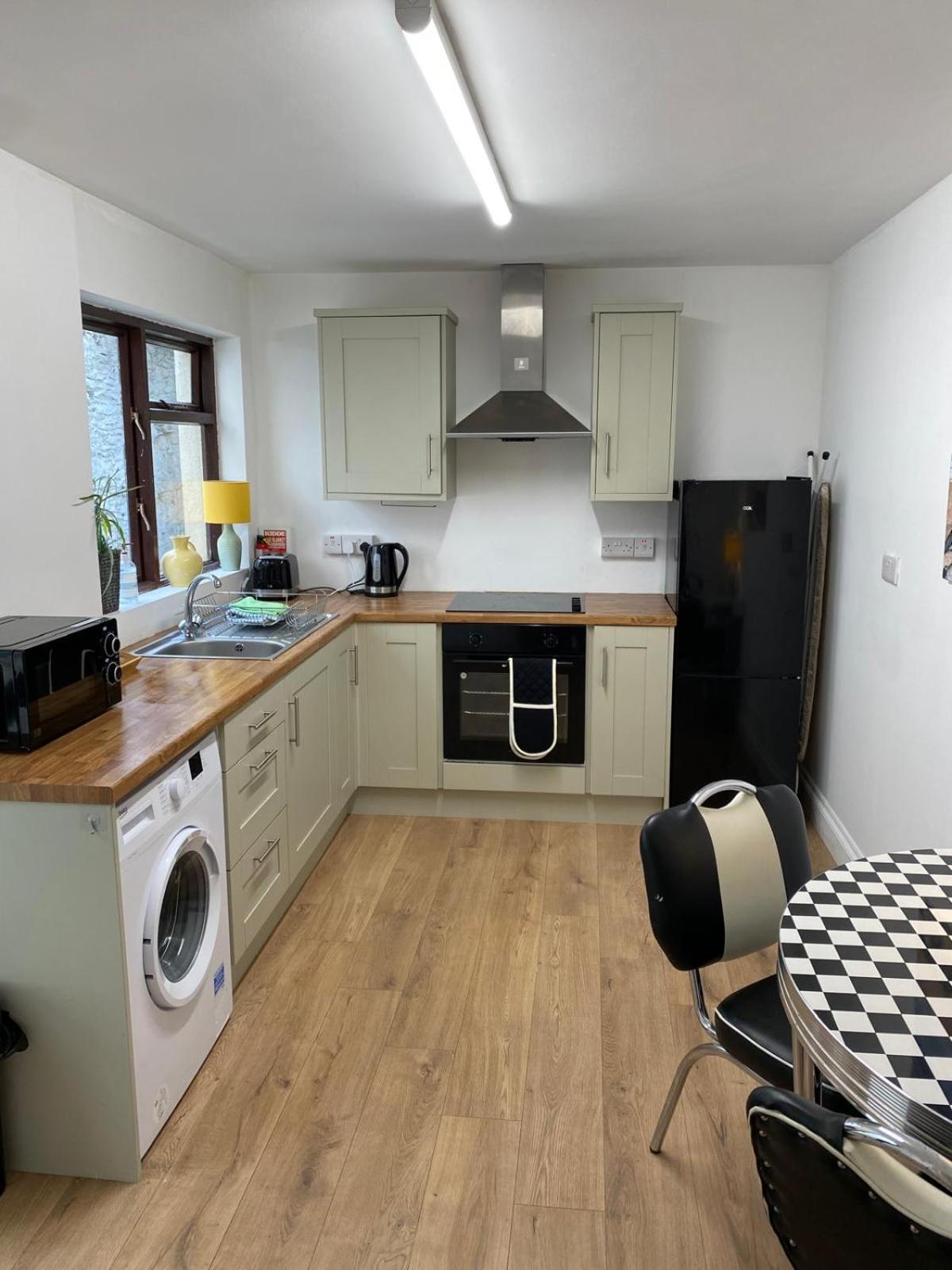 Three Double Bed Townhouse * Londonderry