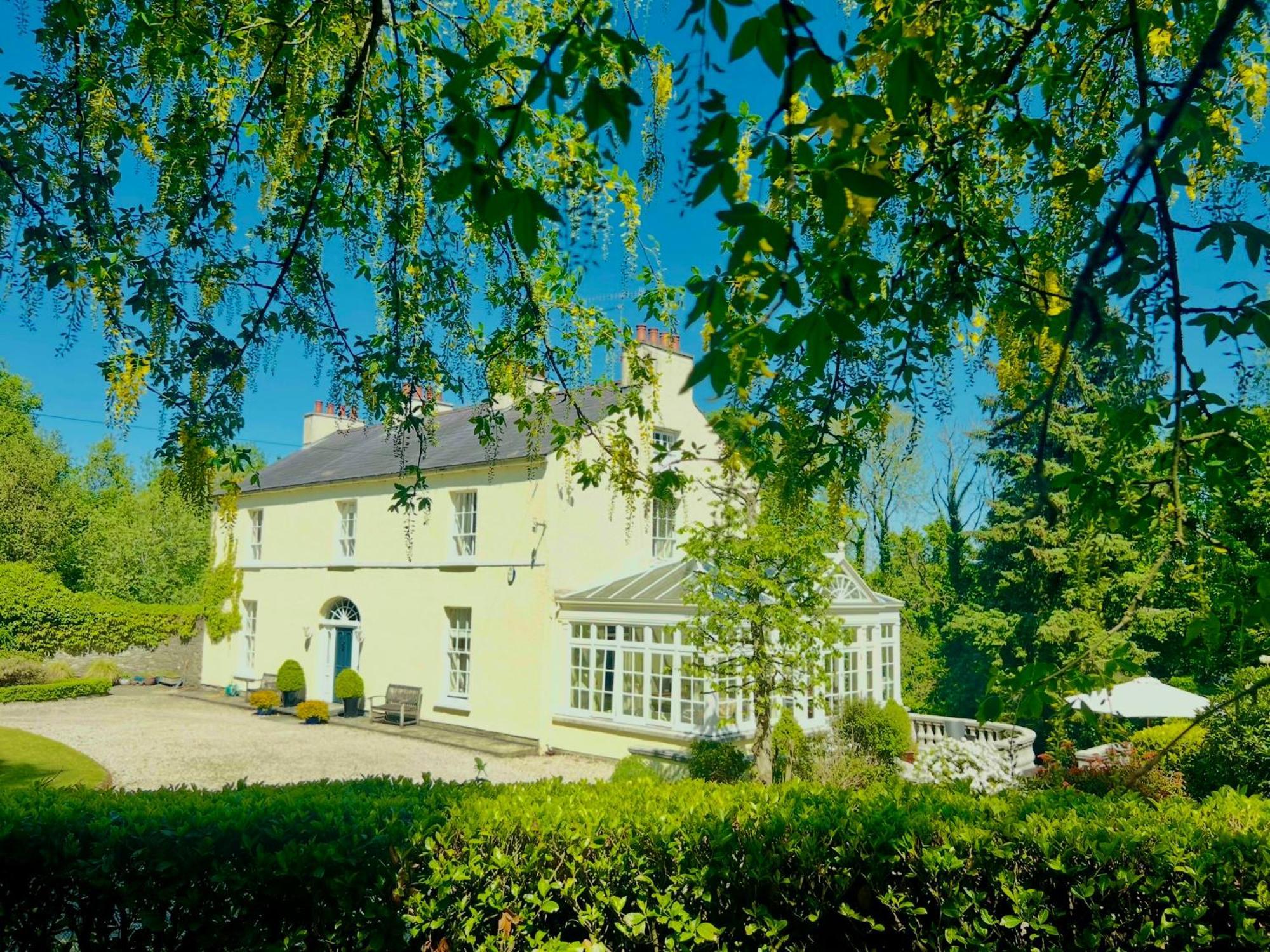 Larchmount House * Londonderry