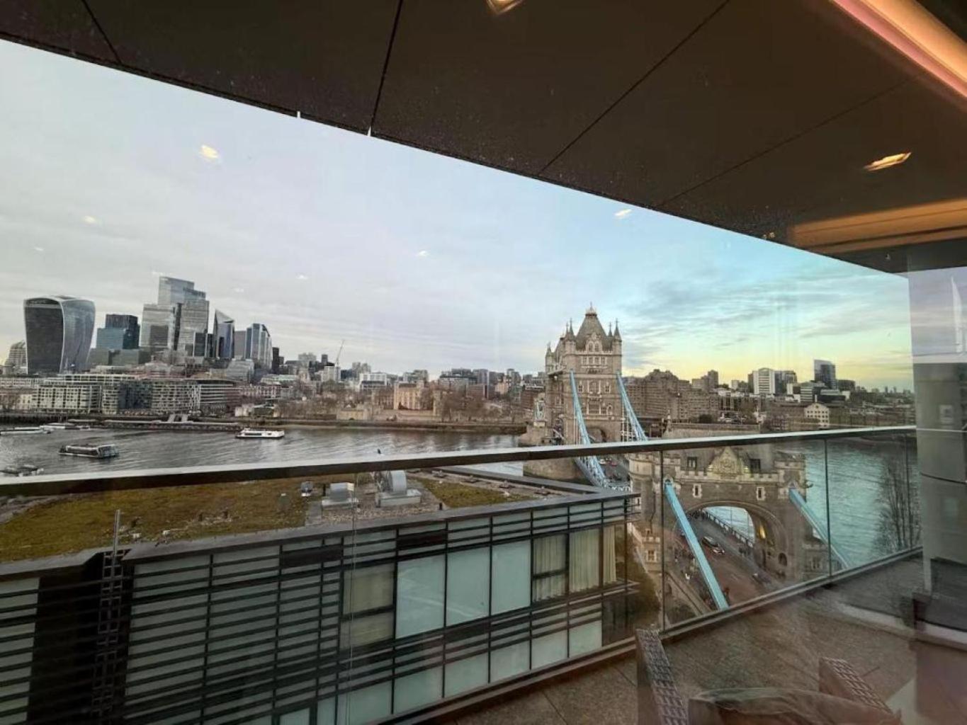 Stunning Luxury Amazing Views 3 Beds Apartment *