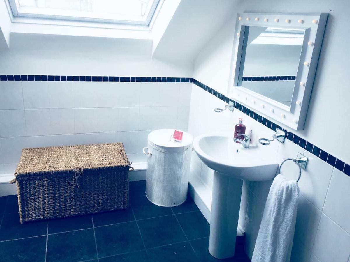 2 Abercorn Place -5 Minute Walk To City Centre - On Quiet Street. Holiday home