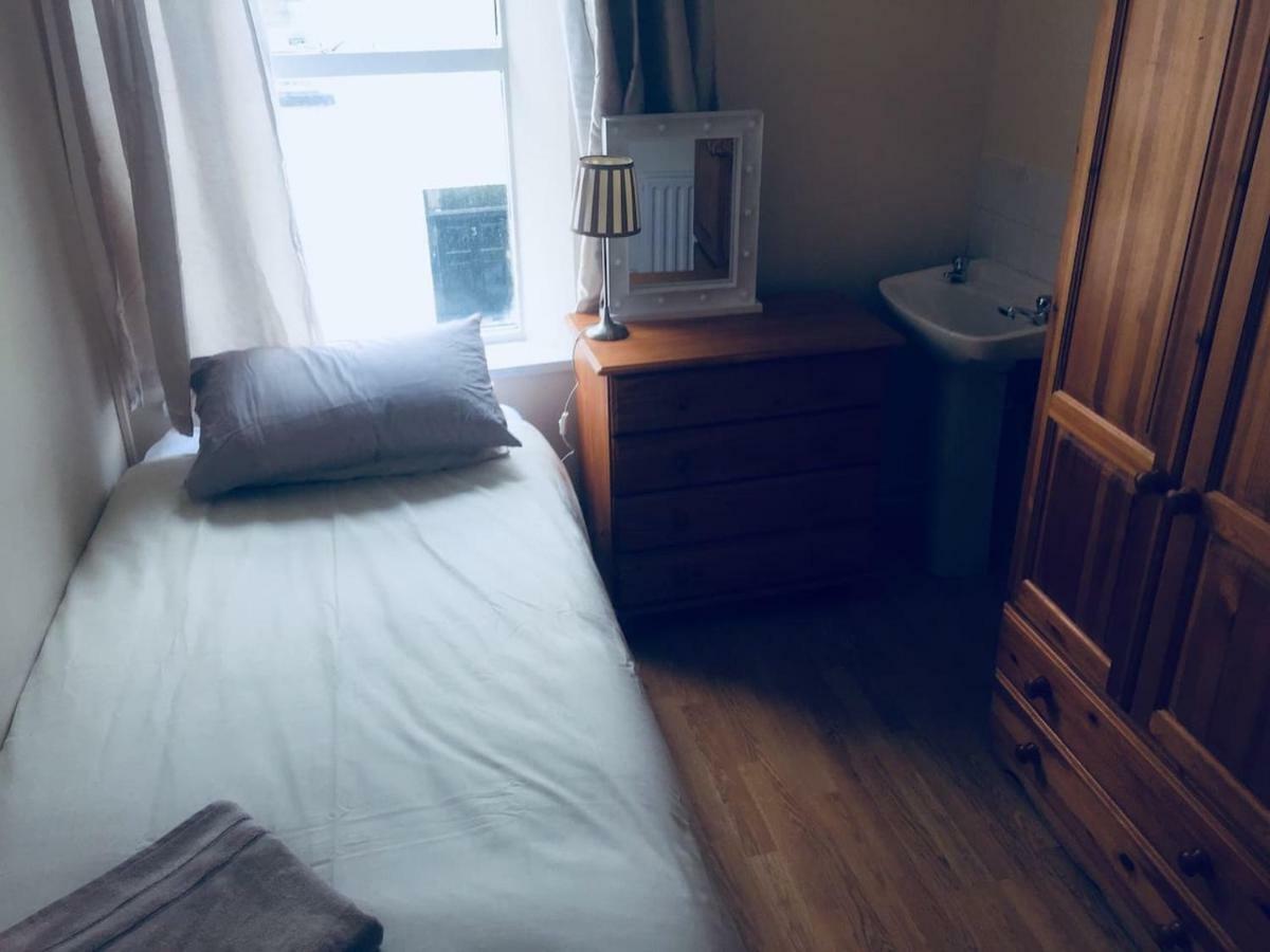 Holiday home 2 Abercorn Place -5 Minute Walk To City Centre - On Quiet Street.