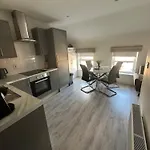 Westland Suites - Stylish, Modern, Elegant, Central Apartments A