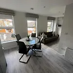 Westland Suites - Stylish, Modern, Elegant, Central Apartments A