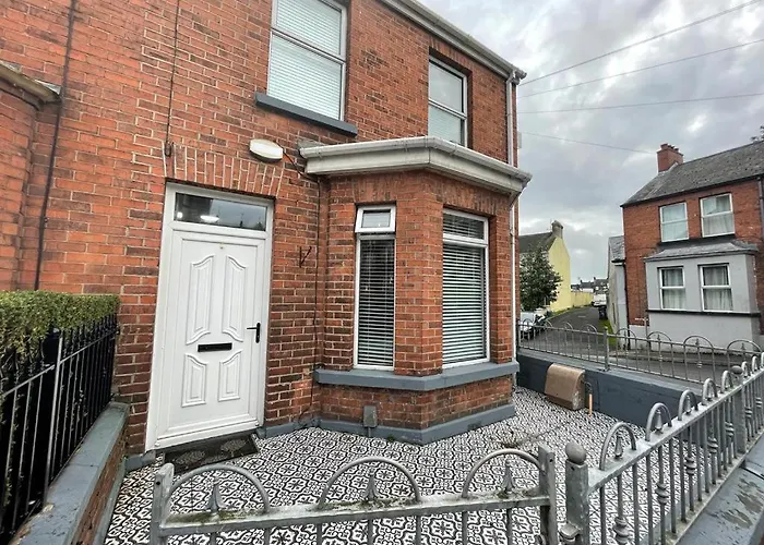 The Corner House. Derry City. 3 Bed, Sleeps 6.