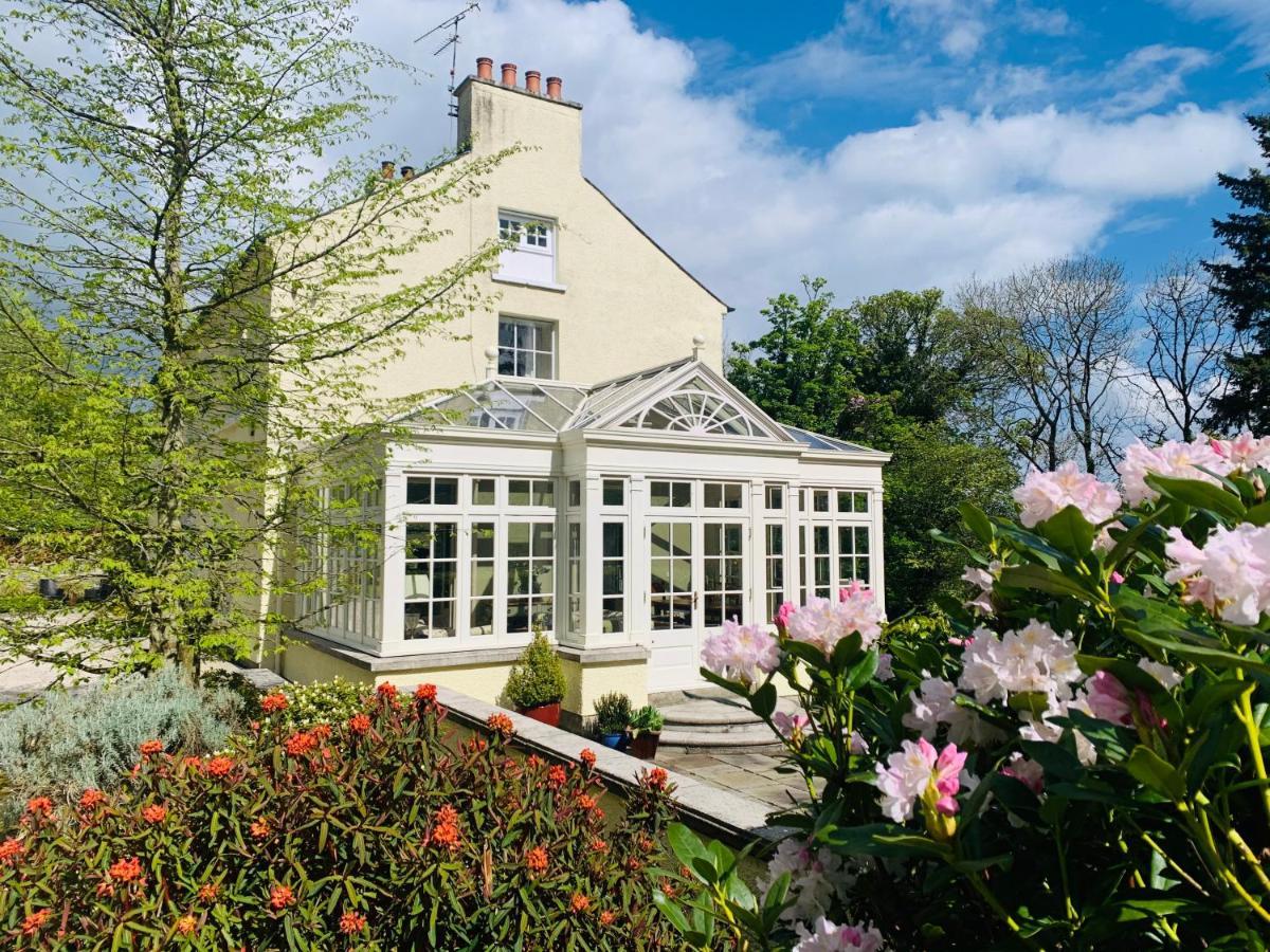 Larchmount House *