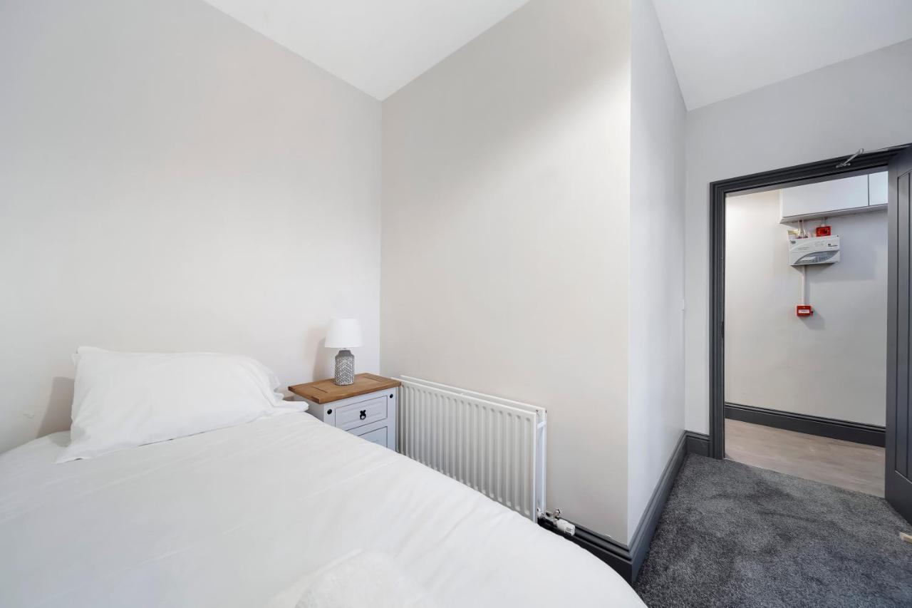 Magee Town House 'sleeping 8 Guests' Villa *