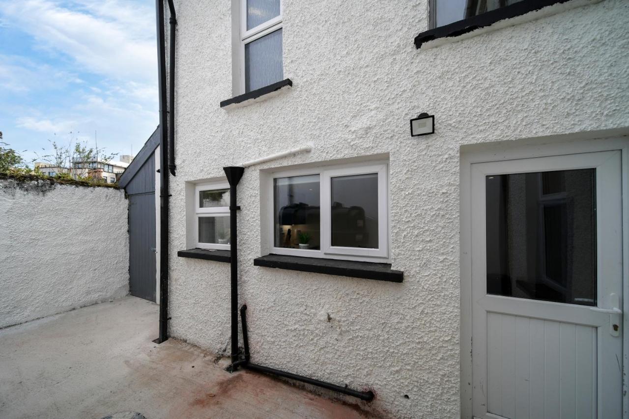 Magee Town House 'sleeping 8 Guests' Villa *