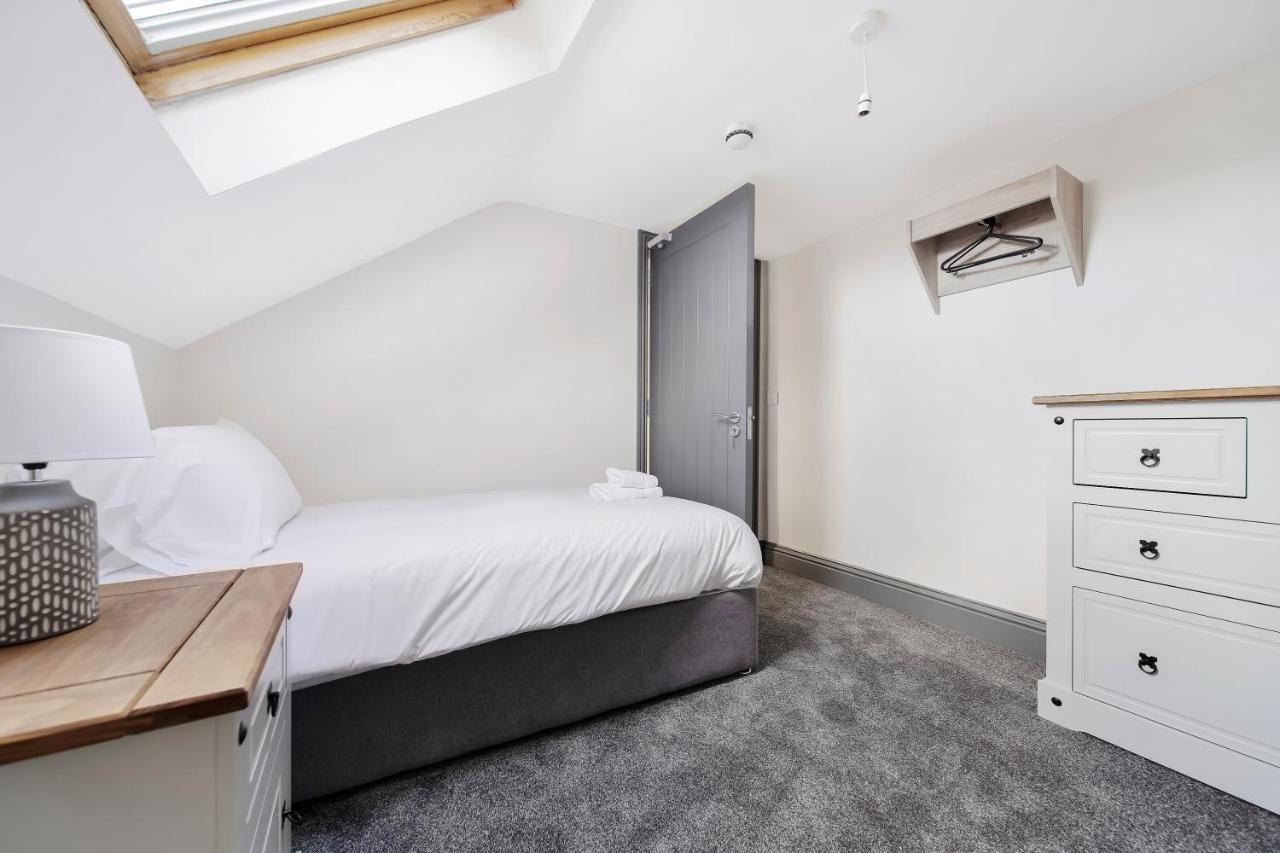 Magee Town House 'sleeping 8 Guests' Villa *