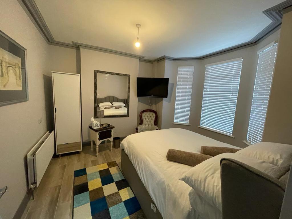 The Corner House. City. 3 Bed, Sleeps 6. Londonderry