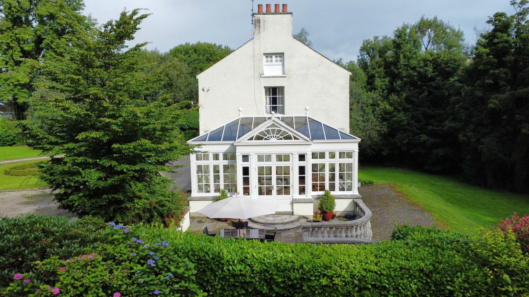 Larchmount House *