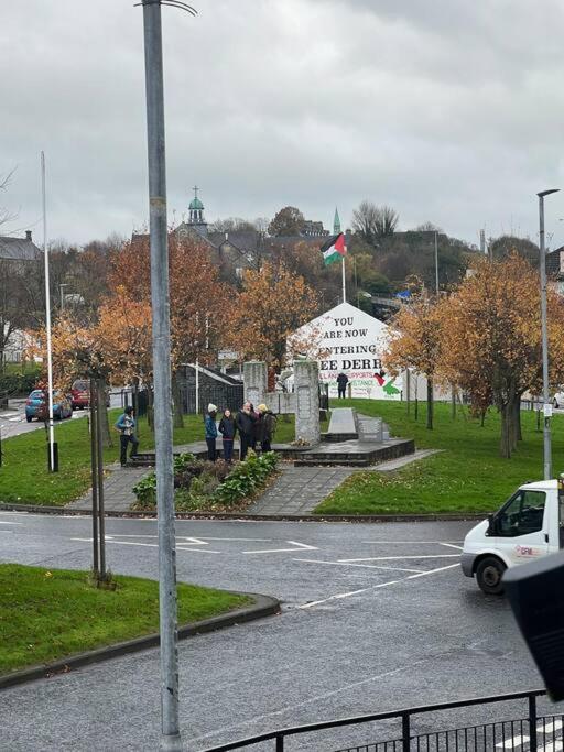 Walk To The Center! Londonderry