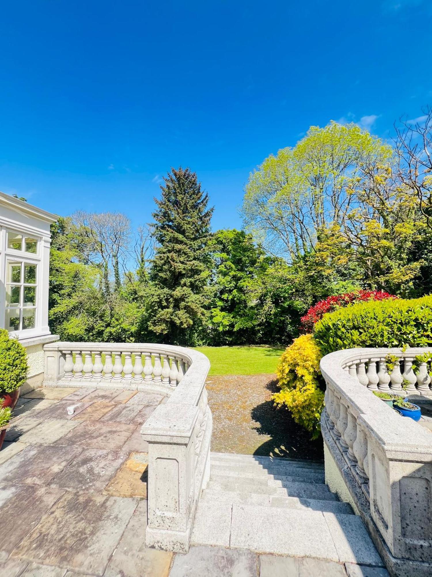 Larchmount House Bed & Breakfast