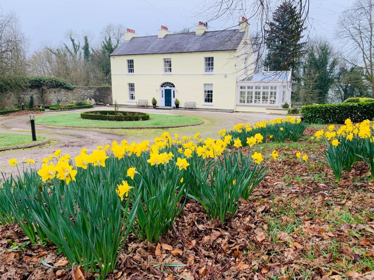 Larchmount House *